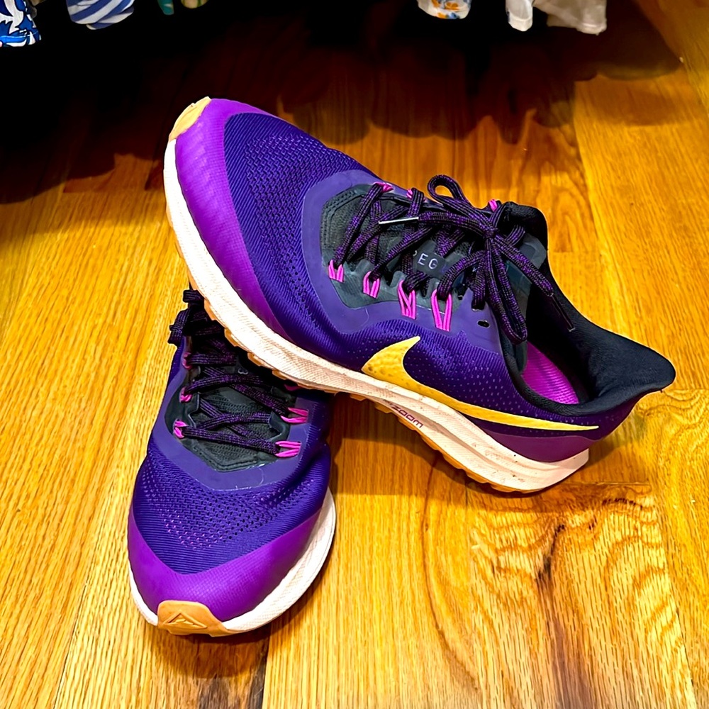 Nike zoom trail running shoes size 9. Great condition. Nearly perfect.